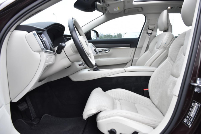 Volvo V90 CC D5 AWD PRO AUT REZERVACE 2.0 d CC CC