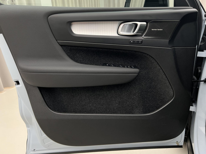 Volvo XC40 B3 PLUS DARK AUT CZ