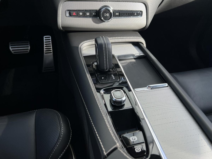 Volvo XC90 B5 AWD R-DESIGN 7 MÍSTNÁ Aut