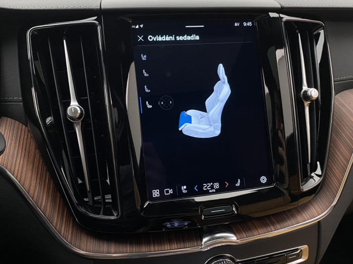 Volvo XC60 B4 AWD ULTIMATE AUT REZERVACE