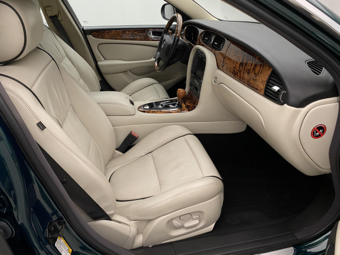 Jaguar XJ 4.2 V8 L EXECUTIVE AUT 1.maj 4.2 V8 Executive