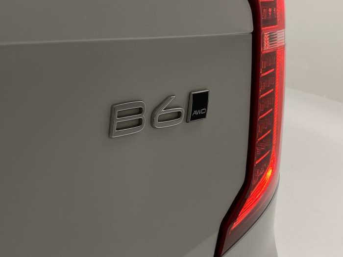 Volvo XC90 B6 AWD R-DESIGN REZERVACE