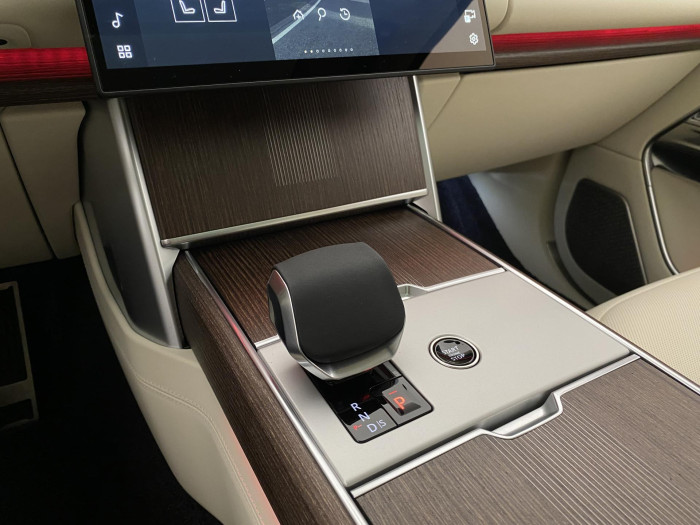 Land Rover Range Rover P550e AUTOBIOGRAPHY SWB