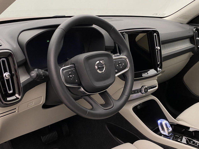 Volvo XC40 B4 DARK PLUS REZERVACE