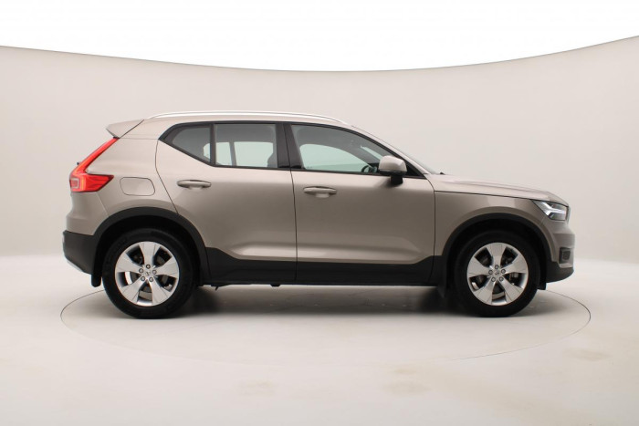 Volvo XC40 B4 MOMENTUM AUT REZERVACE 2.0 Momentum