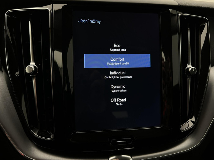 Volvo XC60 B4 AWD MOMENTUM AUT CZ 2.0 Momentum