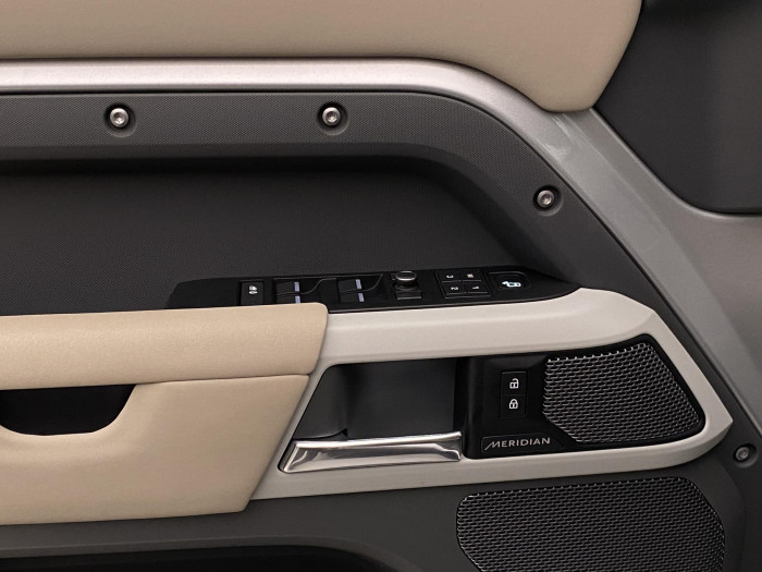 Land Rover Defender P400 SE AWD AUT REZERVACE 3.0 SE