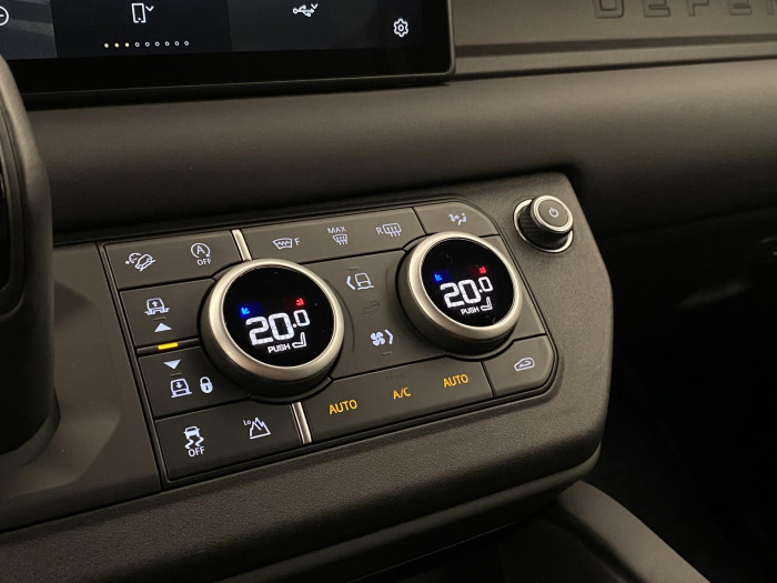 Land Rover Defender D300 SE AWD AUT CZ REZERVACE 3.0 d SE