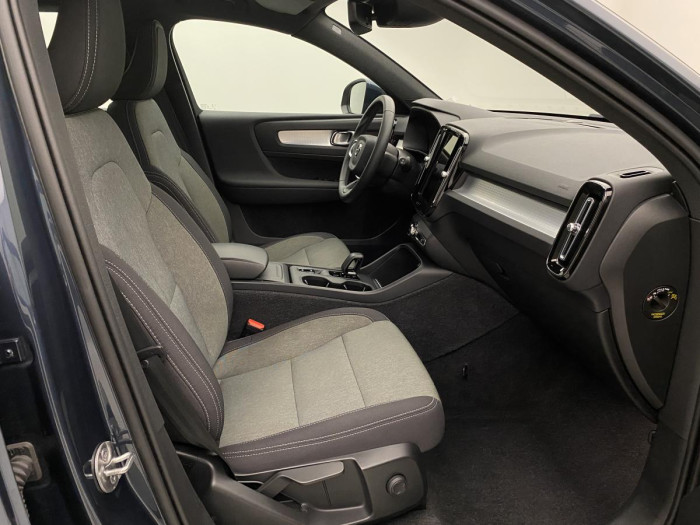 Volvo XC40 B4 MOMENTUM AUT REZERVACE 2.0 Momentum