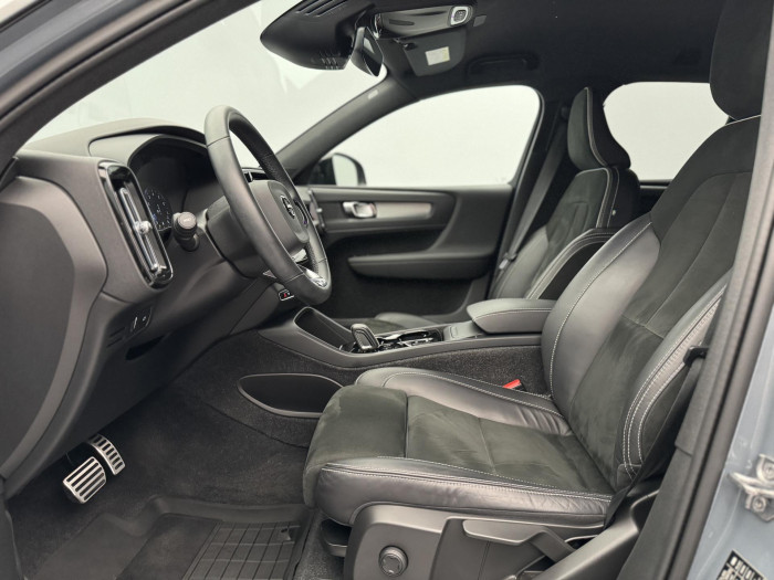 Volvo XC40 B4 AWD R-DESIGN AUT 1.maj CZ