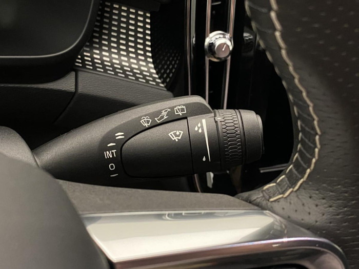 Volvo XC40 T3 R-DESIGN AUT REZERVACE