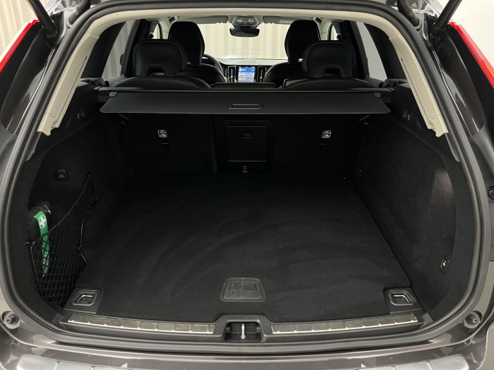 Volvo XC60 B4 AWD PLUS DARK AUT 1.maj.