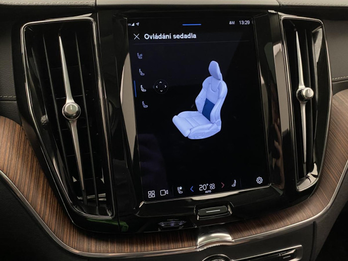 Volvo XC60 B5 AWD ULTIMATE REZERVACE