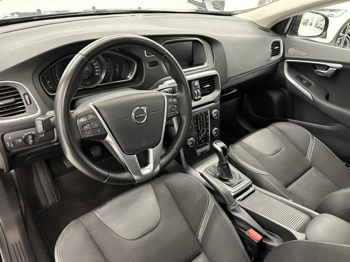 Volvo V40 T2 BLACK EDITION REZERVACE 2.0 Edition