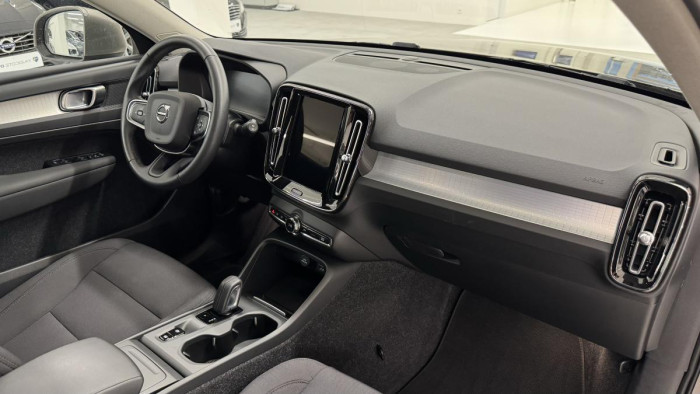 Volvo XC40 B4 AWD MOMENTUM REZERVACE 2.0 Momentum