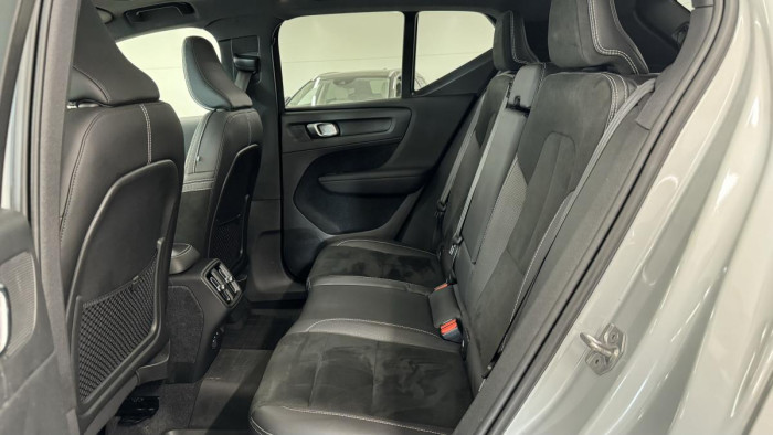 Volvo XC40 T4 R-DESIGN REZERVACE