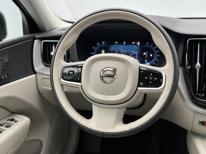 Volvo XC60 B5 AWD PLUS DARK AUT CZ 1.maj.