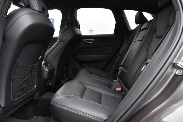 Volvo XC60 B5 AWD R-Design REZERVACE