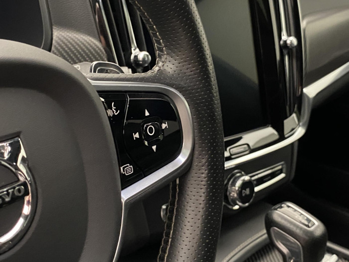 Volvo V90 D5 AWD R-DESIGN REZERVACE 2.0 d