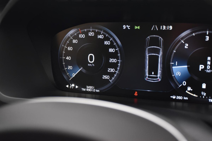 Volvo XC90 B5 AWD R-Design REZERVACE