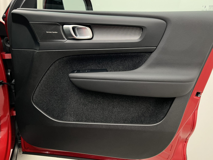 Volvo XC40 B3 ULTRA DARK AUT CZ 1.maj.