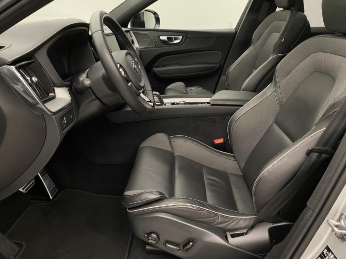 Volvo XC60 B4 AWD R-DESIGN AUT REZERVACE