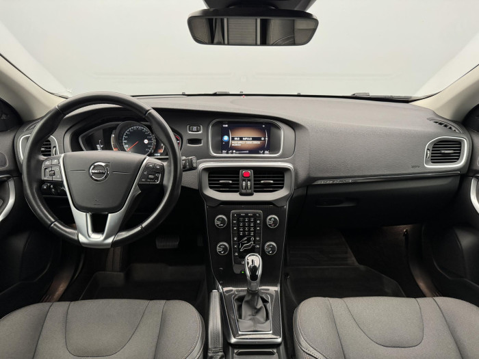 Volvo V40 CC D3 MOMENTUM REZERVACE 2.0 d CC CC Momentum