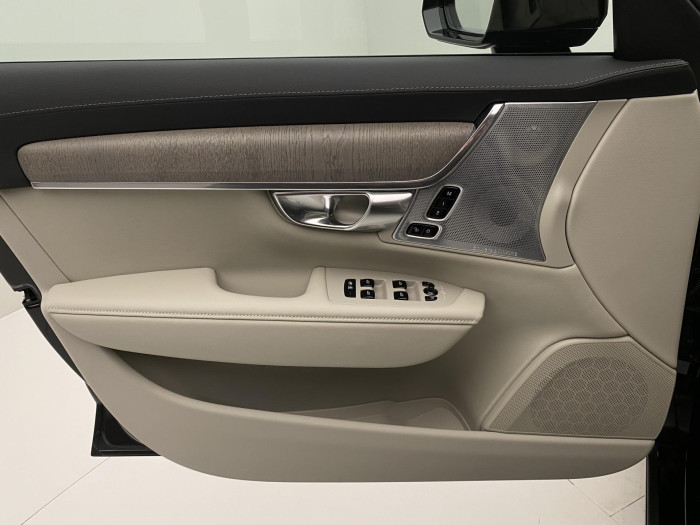 Volvo V90 T8 AWD Plug-in DARK ULTRA