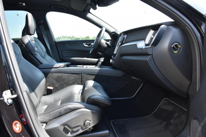 Volvo XC60 T6 AWD R-DESIGN REZERVACE