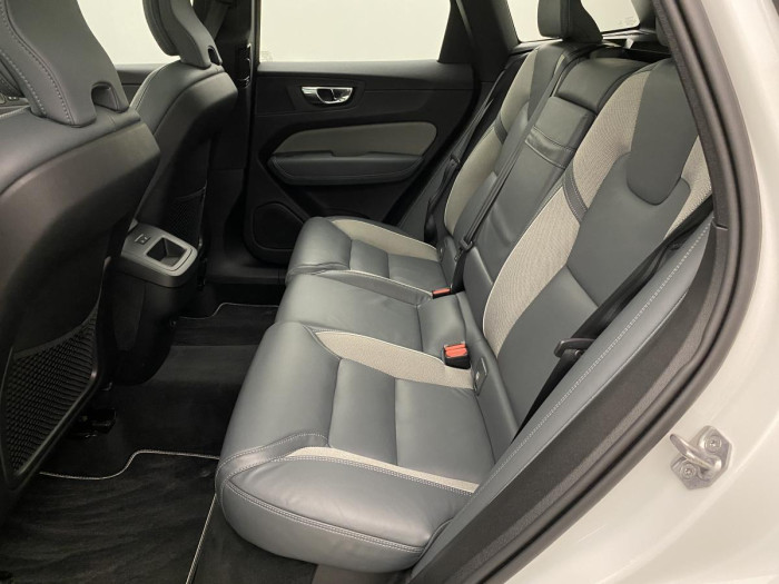 Volvo XC60 B5 AWD R-DESIGN AUT REZERVACE