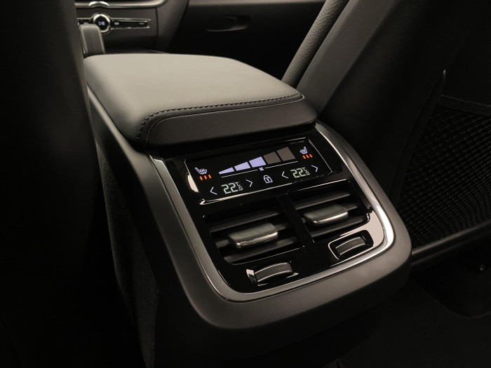 Volvo XC60 B4 AWD DARK PLUS AUT 1.maj