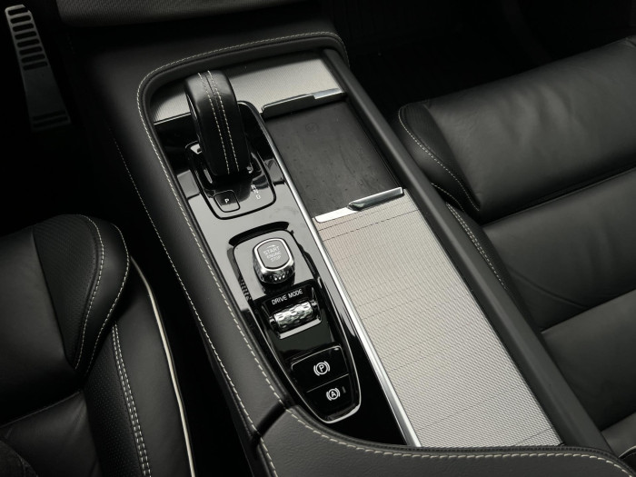 Volvo XC90 B5 AWD R-DESIGN 7MÍSTNÁ AUT