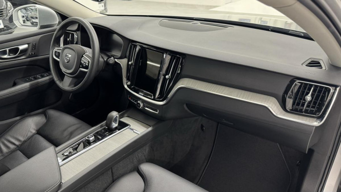 Volvo V60 CROSS COUNTRY B4 REZERVACE