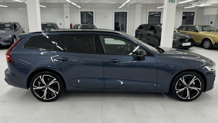 Volvo V60 B4 PLUS DARK AUT REZERVACE 2.0 Plus