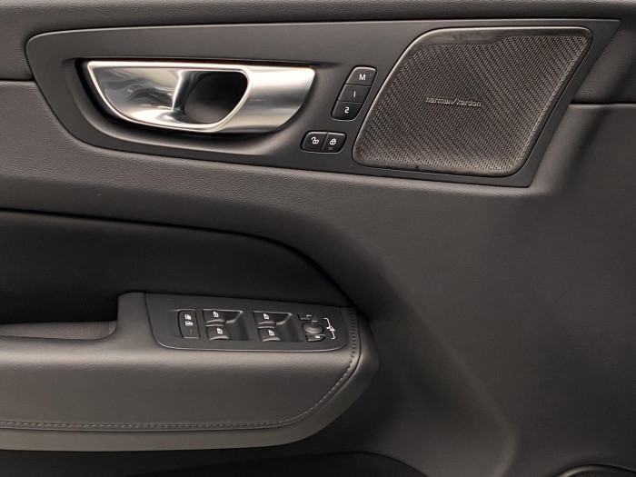 Volvo XC60 B4 AWD PLUS DARK REZERVACE