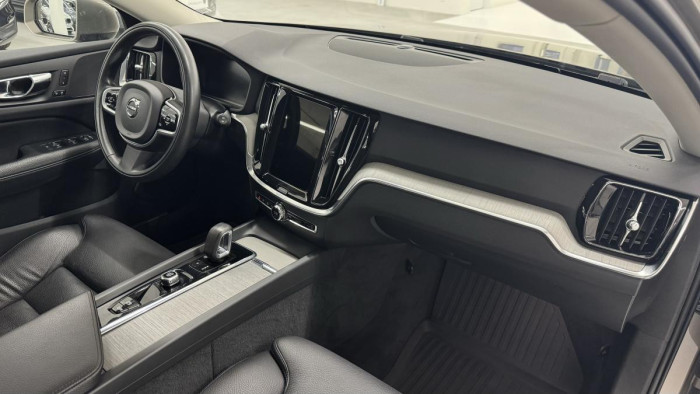 Volvo V60 CROSS COUNTRY B4 REZERVACE