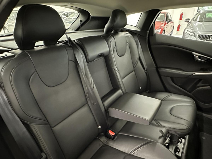 Volvo V40 D2 BLACK EDITION REZERVACE 2.0 d Edition