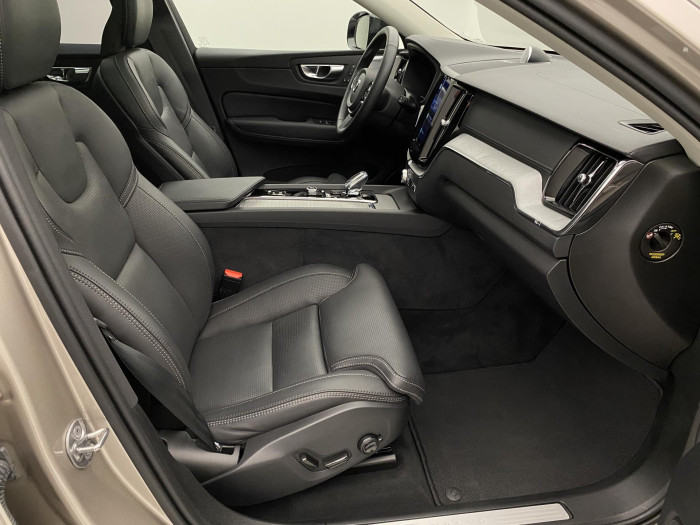 Volvo XC60 B5 AWD ULTRA DARK AUT CZ 1.maj