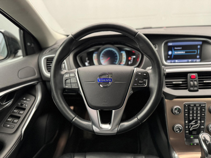 Volvo V40 CC T5 AWD SUMMUM REZERVACE 2.5 CC CC Summum