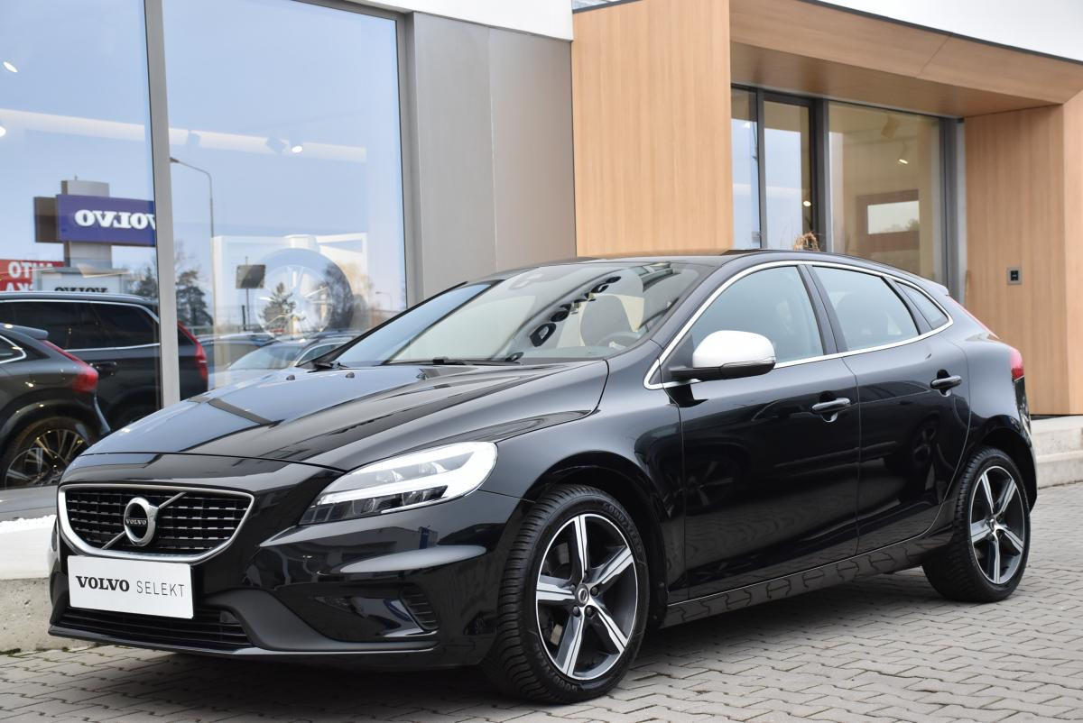 Volvo V40 T2 R-Design REZERVACE