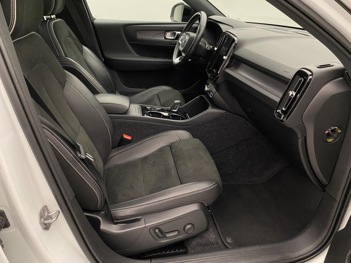 Volvo XC40 T4 AWD R-DESIGN REZERVACE