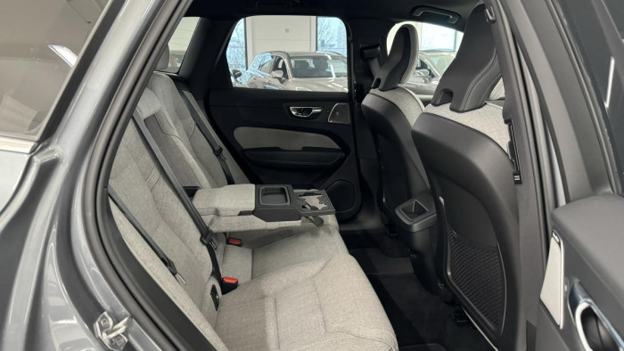Volvo XC60 B6 AWD INSCRIPTION REZERVACE