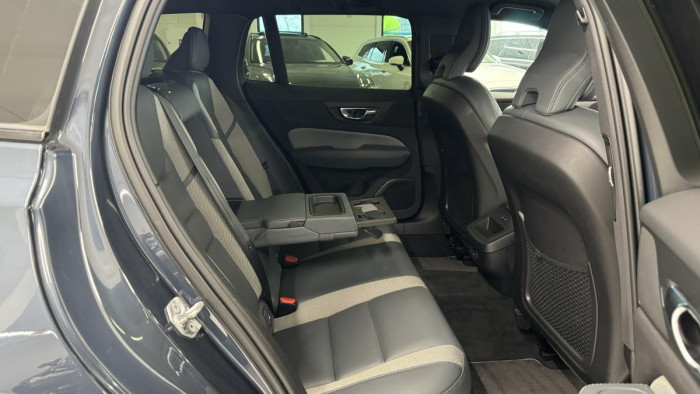 Volvo V60 V60 B4 R-DESIGN AUT REZERVACE