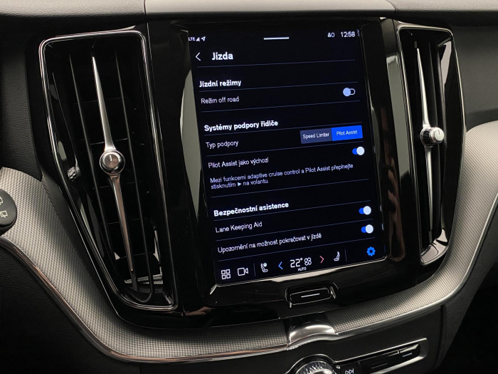 Volvo XC60 B4 AWD R-DESIGN REZERVACE