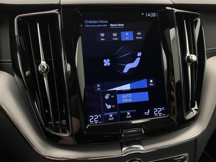 Volvo XC60 B5 AWD R-DESIGN AUT REZERVACE