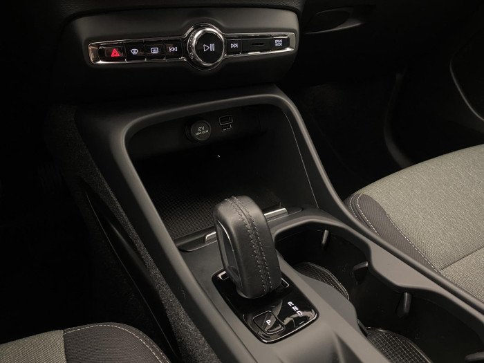 Volvo XC40 B4 MOMENTUM REZERVACE 2.0 Momentum