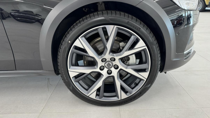 Volvo V90 CROSS COUNTRY B5 REZERVACE