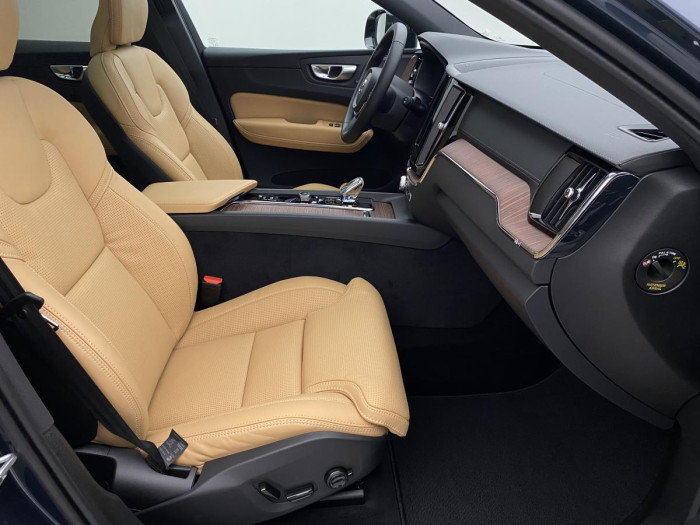 Volvo XC60 B4 AWD ULTIMATE AUT REZERVACE