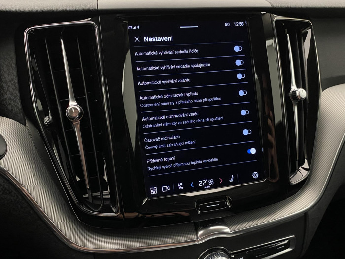 Volvo XC60 B4 AWD R-DESIGN REZERVACE