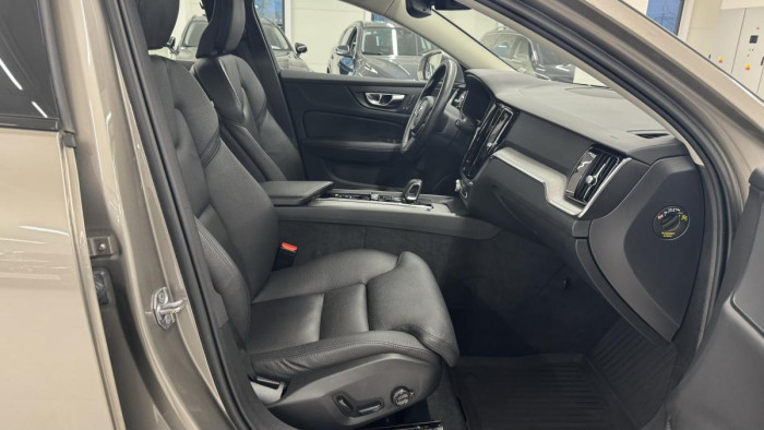 Volvo V60 CROSS COUNTRY B4 REZERVACE
